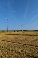 Windkraft, Windräder,  Feldlandschaft