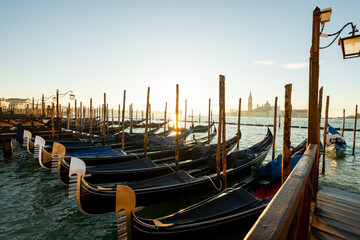 Venedig, Gondeln im Morgenlicht , liegen in der Lagune vor der Insel San Giorgio Maggiore mit dem...