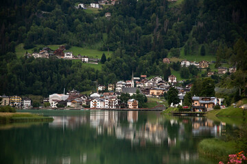 Fototapeta na wymiar Beautiful lake, Lago di Alleghe, northern Italy (Belluno province).