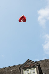 Fototapeta na wymiar luftballon himmel blau rot