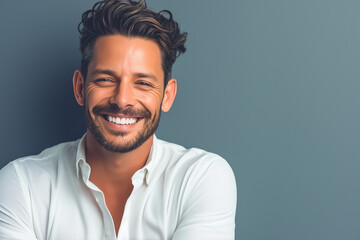 Obraz premium smiling businessman in a white shirt on a gray background