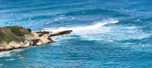 olas inpactando contra una roca sobre el mar
