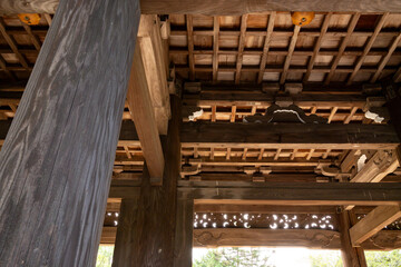 和歌山県 根来寺大門の柱と天井 古い日本の建築