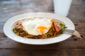 目玉焼きを乗せた焼きそば