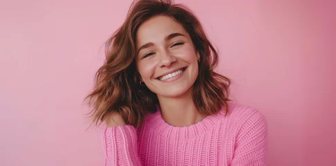 Deurstickers Junge hübsche Frau lächelt, Mädchen mit rosa Oberteil vor einer rosa Wand © GreenOptix