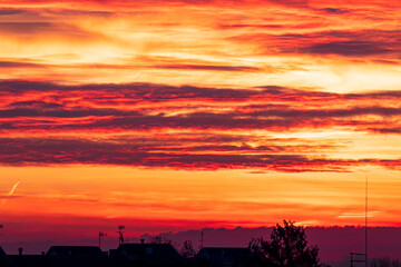 Il sorgere del sole colora il cielo di rosso
