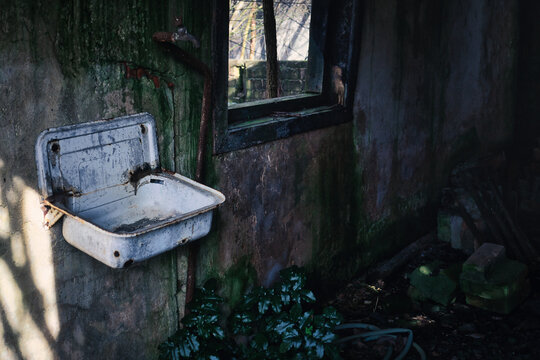 Sink at the Abandoned Place - Verlassener Ort - Beatiful Decay - Verlassener Ort - Urbex / Urbexing - Lost Place - Artwork - Creepy - High quality photo