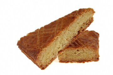 Portion triangulaire et carrée de gâteau traditionnel breton en gros plan sur fond blanc