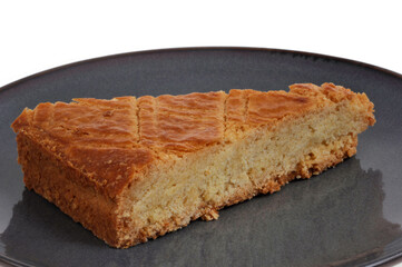 Portion triangulaire de gâteau traditionnel breton dans une assiette en gros plan