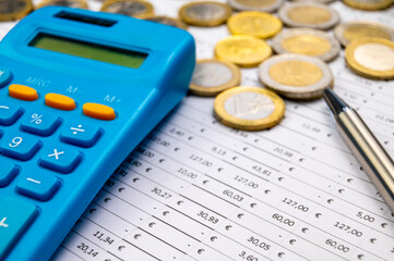 Table with indication of amounts in Euro, calculator and money. Budgets, expenses, earnings.