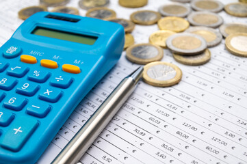 Table with indication of amounts in Euro, calculator and money. Budgets, expenses, earnings.