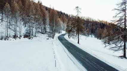 Obraz premium Winding mountain road in winter.