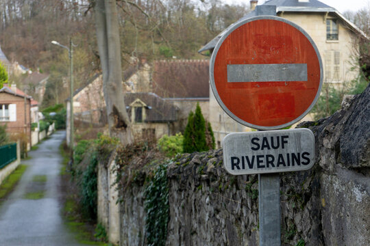 Segnale stradale di divieto di accesso con la scritta SAUF RIVERAINS che significa ECCETTO RESIDENTI