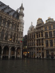 Fototapeta na wymiar goldene und alte Grand Place von Brüssel Belgien an einem regnerischen Tag