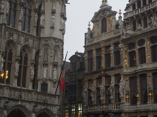 goldene und alte Grand Place von Brüssel Belgien an einem regnerischen Tag