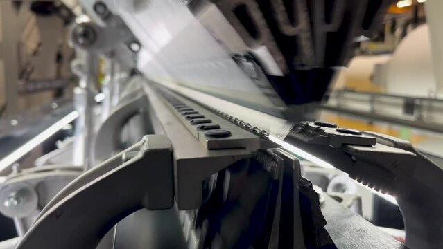 The work of the mechanical parts of the knitting machine