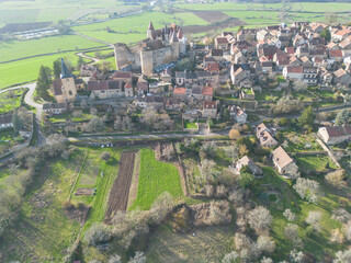 Obraz premium Châteauneuf et sa forteresse veillent toujours sur les coteaux de l’Auxois et le Canal de Bourgogne. Perché sur son éperon rocheux, ce village est classé plus beau village de France