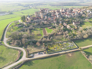 Châteauneuf et sa forteresse veillent toujours sur les coteaux de l’Auxois et le Canal de...