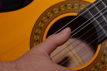 detalle mano tocando guitarra 