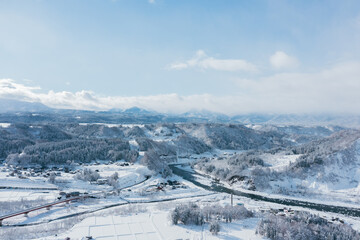 ドローン撮影：雪に覆われた広大な田舎の自然の風景