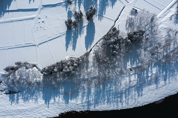 ドローン撮影：雪に覆われた広大な田舎の自然の風景