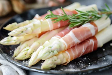 Fototapeten cooked white asparagus with ham and sauce. AI generative. © Dar1930