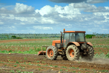 Obraz premium an agricultural tractor driving in the field