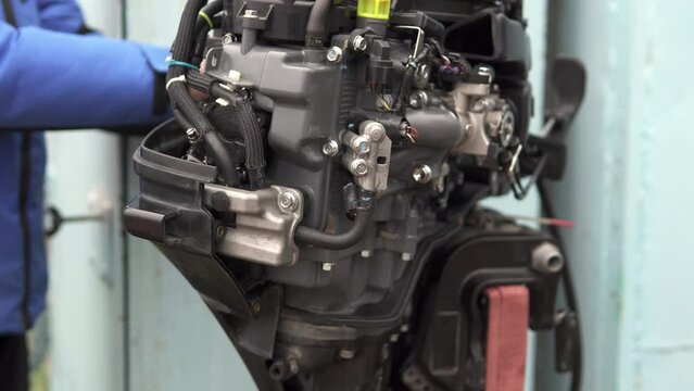 The master performs comprehensive diagnostics and repairs of injection outboard motors.