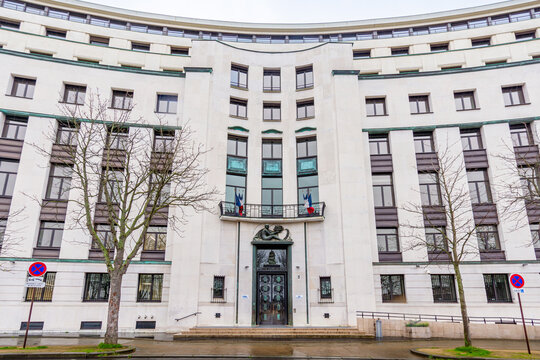 Paris, France - 25 f&eacute;vrier 2024: Vue de l'immeuble h&eacute;bergeant la Commission Nationale Informatique et Libert&eacute;s (CNIL) et le D&eacute;fenseur des Droits (DDD), autorit&eacute;s administratives ind&eacute;pendantes