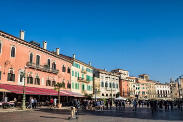 verona, italien - piazza bra mit alten palästen - 745844356