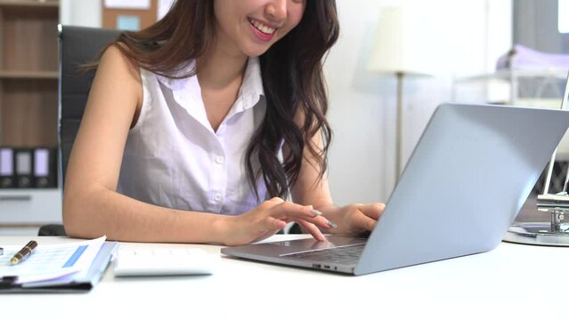 Women use laptop computers for laptop payments, online shopping, omni channels, sitting at desks.