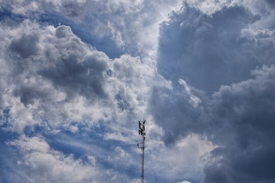 Cielo azul con antena centrada y con formaci&oacute;n de nubes.