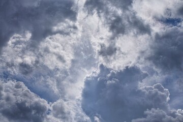 Cielo por la tarde con formación de nubes.