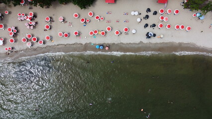 Ondas e orla da praia da Barra do Sahy em São Sebastião, São Paulo, Brasil
