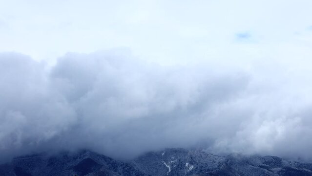 山に積もった雪　頂上　雲　青空　冬　イメージ