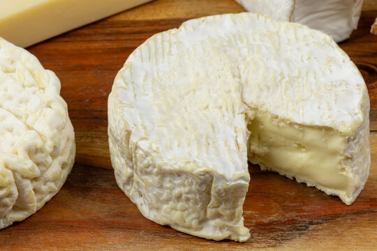 fromage camembert, en gros plan sur une planche à découper