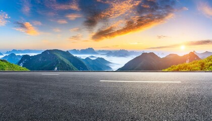 Route d'asphalte et paysage naturel de montagne au lever du soleil