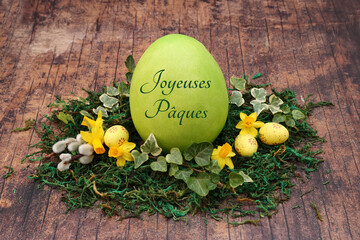 Joyeuses Pâques : panier de Pâques avec un œuf de Pâques étiqueté.