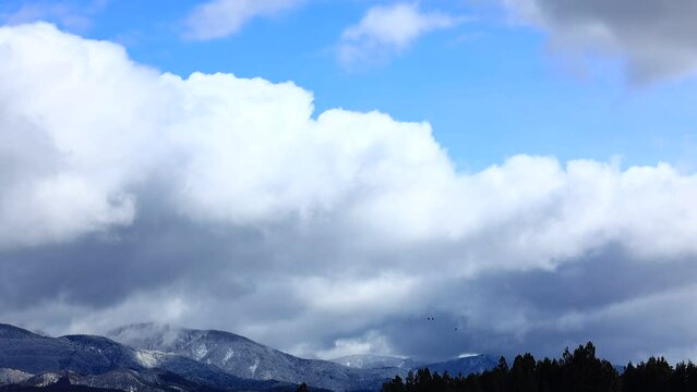 青空と山の頂上に降った雪