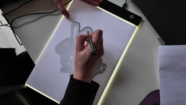 Mains dessinent lapin tablette lumineuse