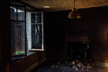 intérieur abandonné. Intérieur de maison incendié. Maison brûlée. Dégâts du feu et des...