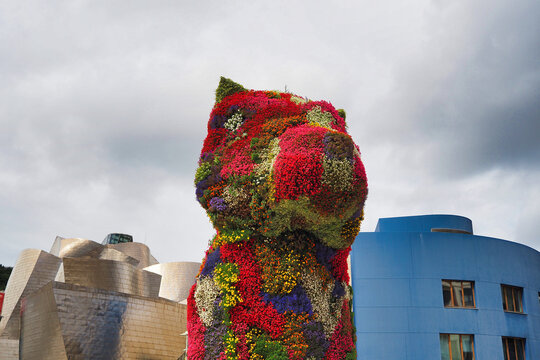 floral sculpture made by American artist Jeff Koons in 1992 that is located in front of the Guggenheim Museum in the city of Bilbao, Spain.