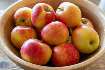 Fototapeta na wymiar Fresh Apples In A Wooden Bowl