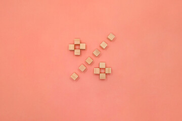 ピンクの背景にパーセントの記号の形に並べたブロックの正面
