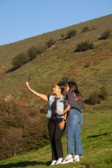 chicas haciendose un selfie