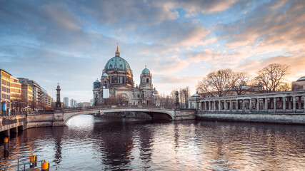 Fototapeta na wymiar the famous berlin cathedral during sunset