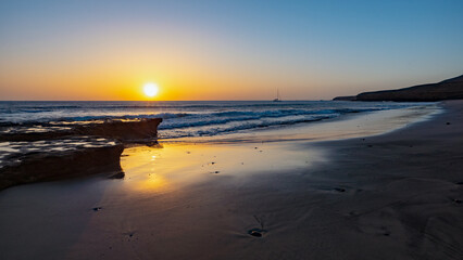 Stimmungsvoller Sonnenuntergang am menschenleeren Strand auf Furteventura