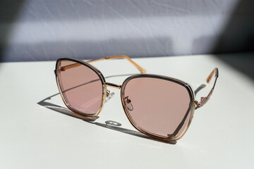 Gafas de solo marrones con fondo tridimensional. Fotografía de producto con desenfoque. Recurso...
