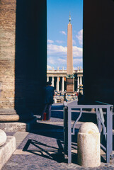 Gran obelisco en la plaza De San Pedro de El Vaticano, Italia