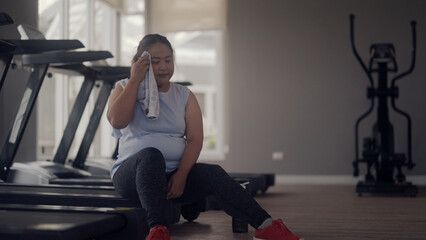 Fototapeta na wymiar plus size woman exercising in gym